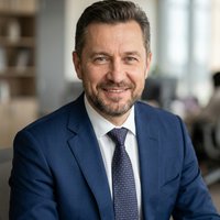 Профессиональный портрет русского бизнесмена, уверенный взгляд, студийное освещение, нейтральный фон.