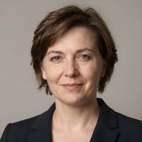 Профессиональный портрет русского бизнесмена, уверенный взгляд, студийное освещение, нейтральный фон.