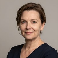 Портрет русского бизнесмена, уверенный взгляд, профессиональная фотосессия в студии, нейтральный фон.
